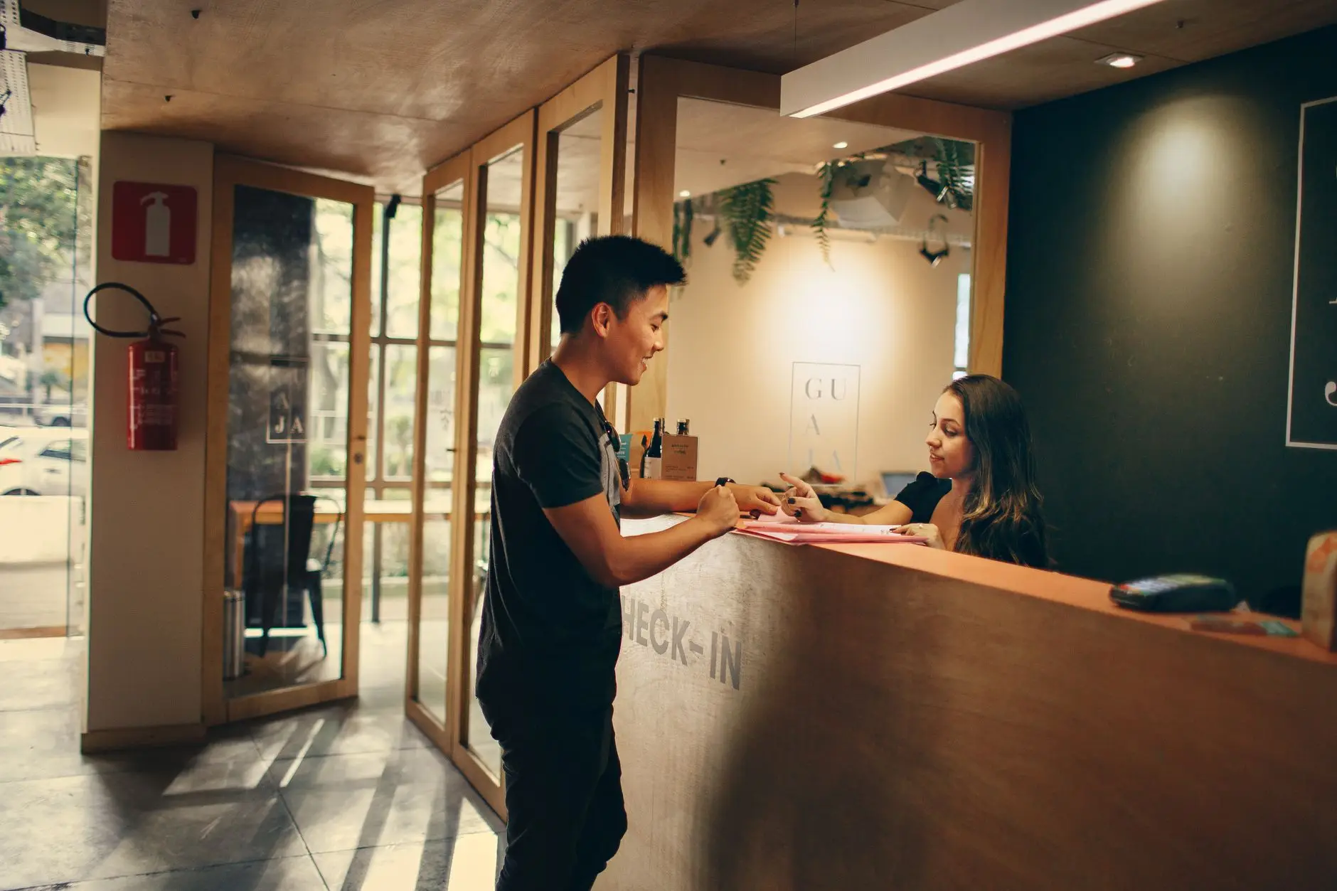 进口食品与网红小吃选品对比:沙坪坝区童月依百货的零食经营策略